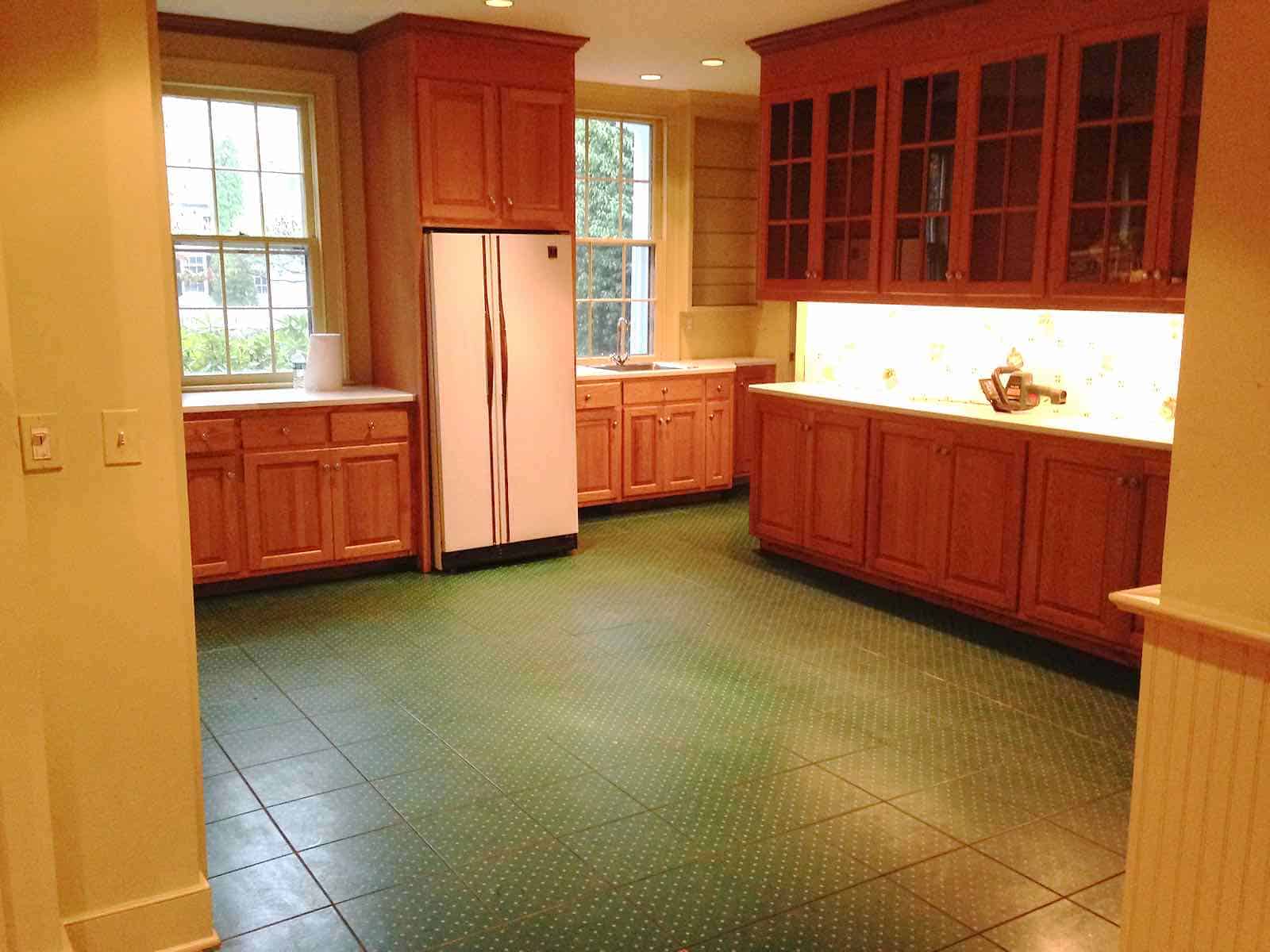 seating area in kitchen before