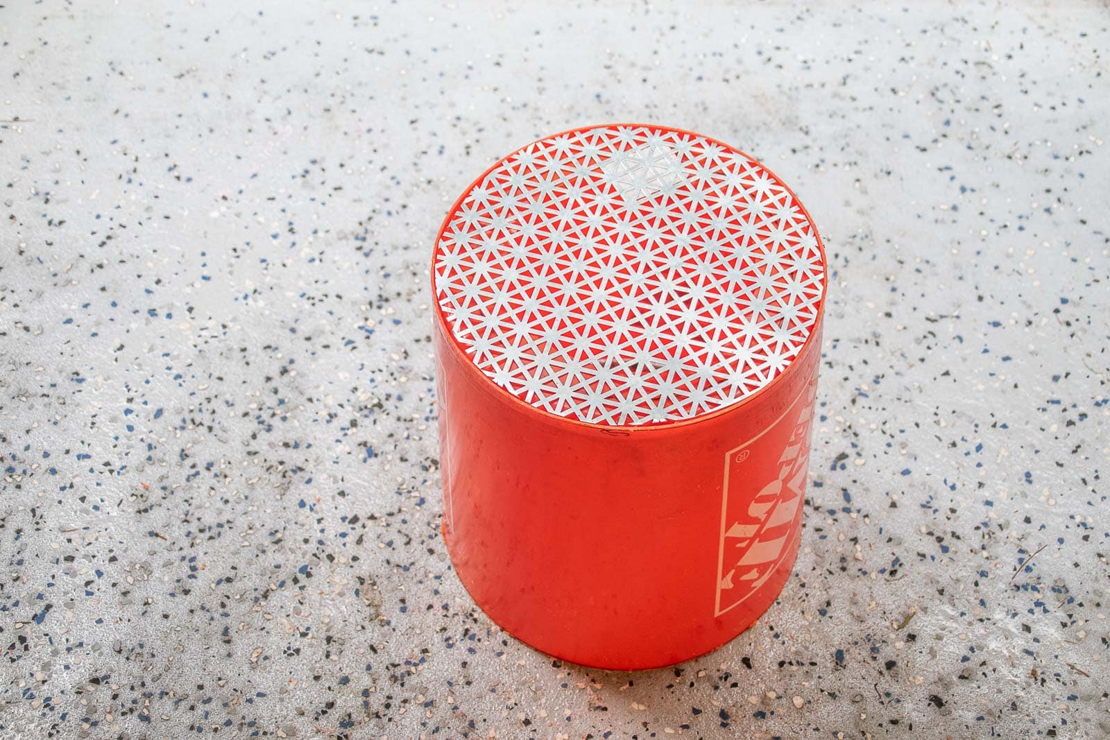 screen fitting onto bucket