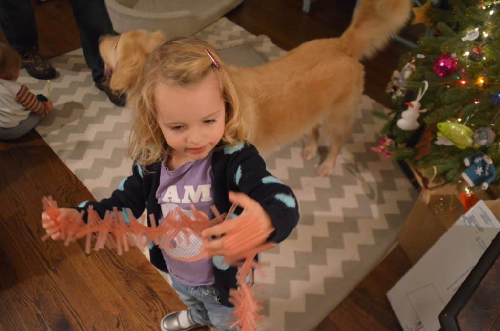 Easy Christmas garland using plastic drinking straws.
