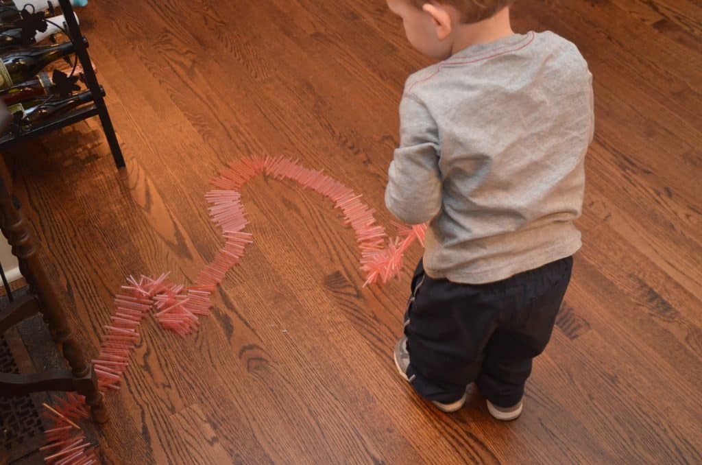Easy Christmas garland using plastic drinking straws.