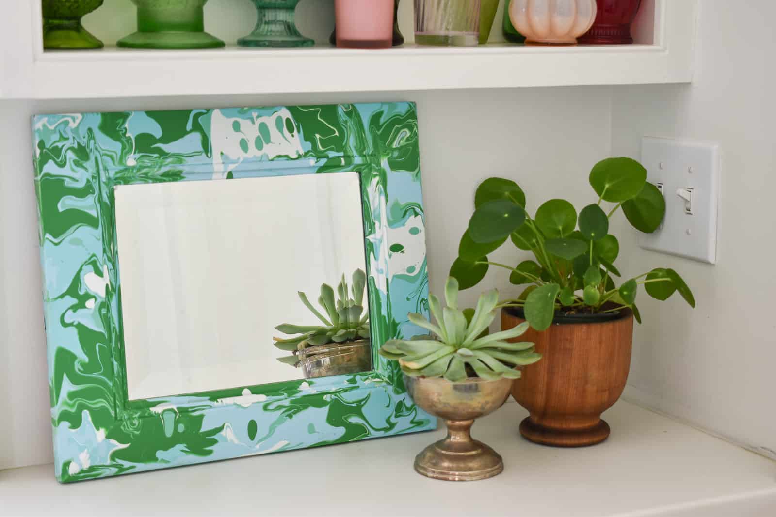 paint pouring to decorate a mirror