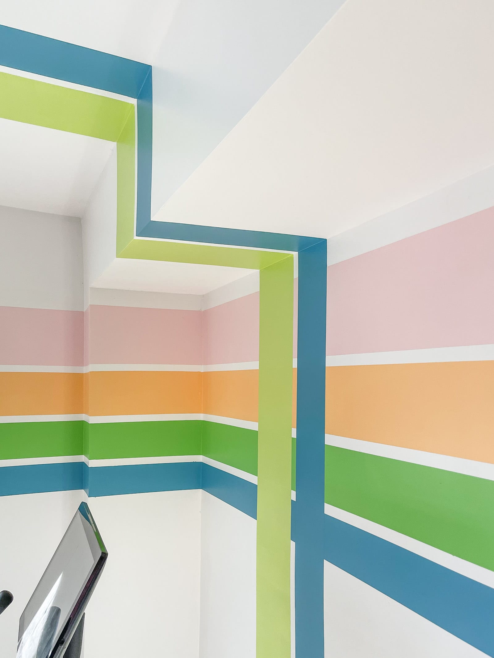 vertical stripe on mural