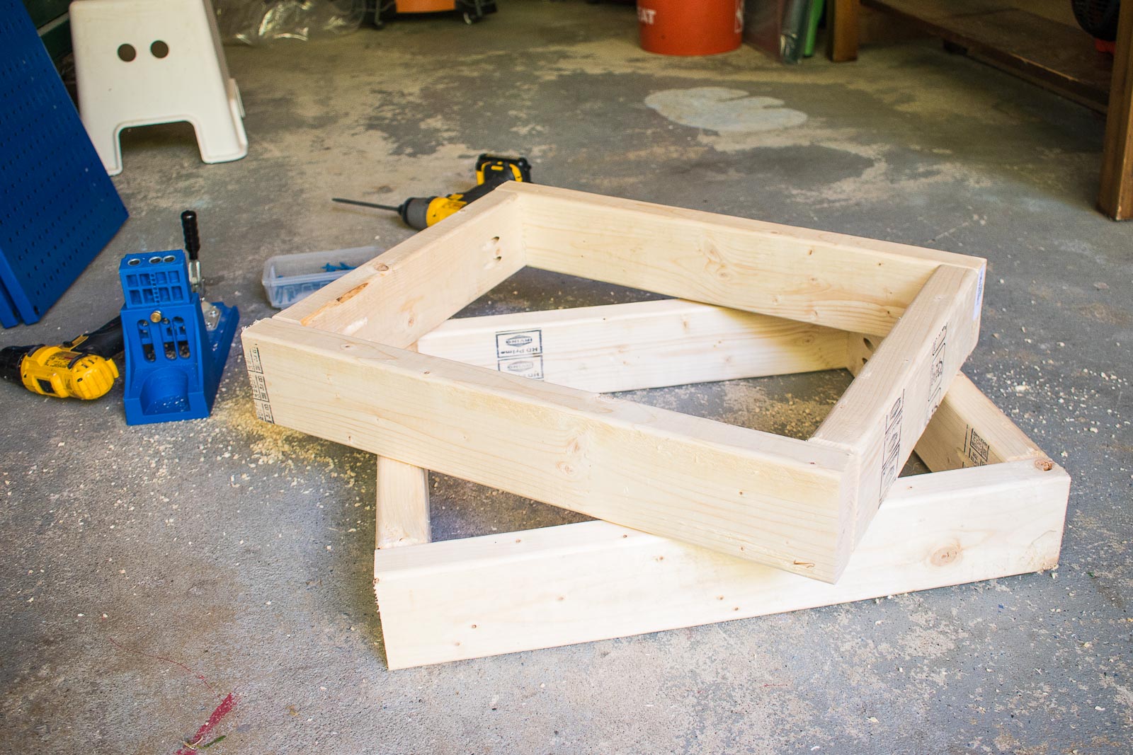 use pocket holes to make 2 frames