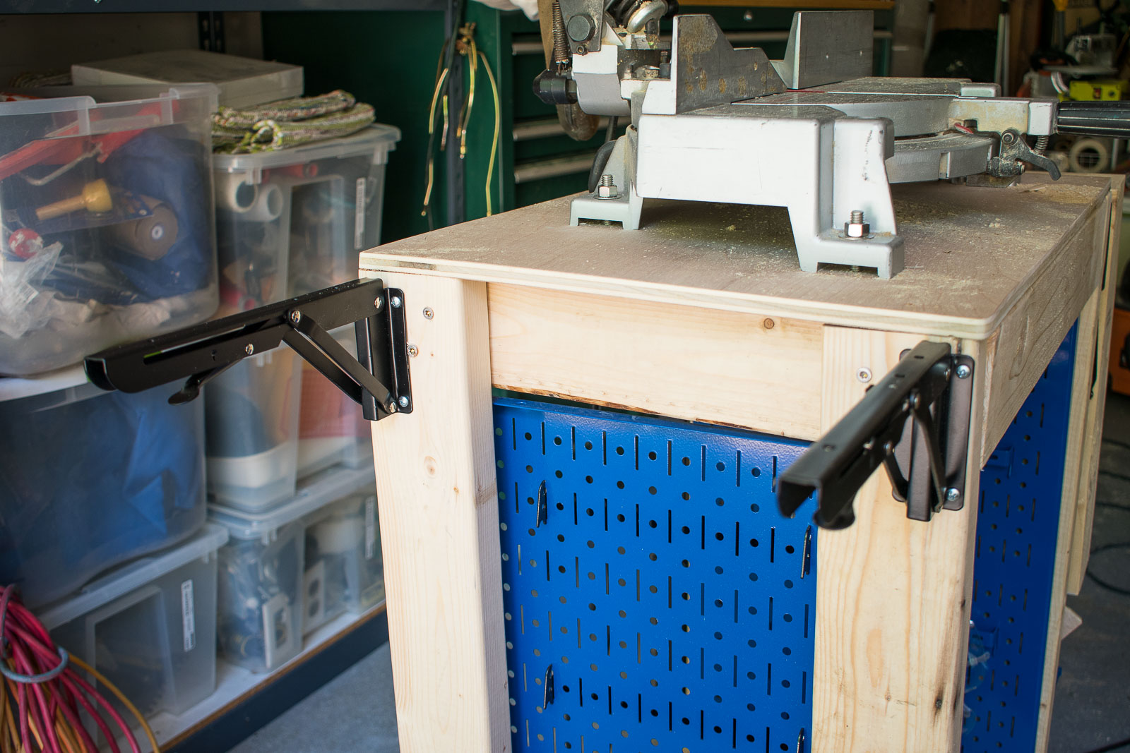 attach hinges to cart